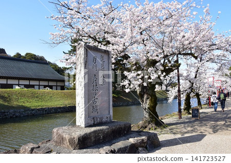 滋賀郡：彥根城護城河、琵琶湖八景紀念碑、盛開的櫻花。 141723527