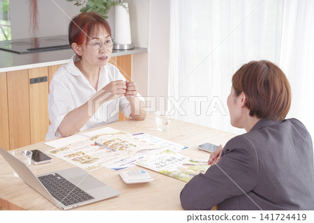 一位女士正在諮詢長期照護保險和護理服務。 141724419