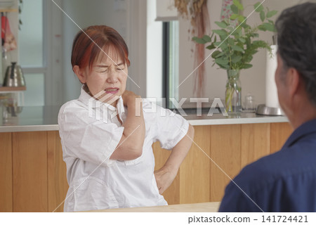 一位老年婦女，肩頸疼痛難耐。 141724421