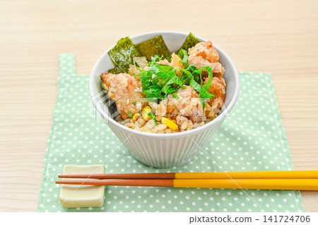 炸雞玉米飯(佐紫蘇葉和海帶) 炸雞玉米飯(佐紫蘇葉和海帶) 141724706