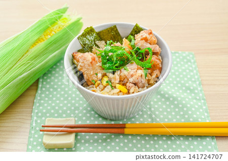 炸雞玉米飯(佐紫蘇葉和海帶) 炸雞玉米飯(佐紫蘇葉和海帶) 141724707
