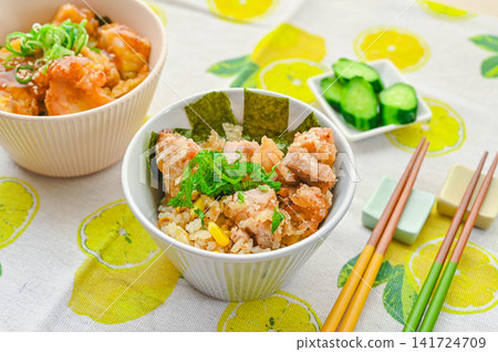 Fried chicken rice bowl with corn (served with perilla leaves and seaweed) Fried chicken rice bowl with corn (served with perilla leaves and seaweed) 141724709