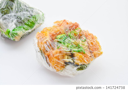 將一份雞肉飯（岡山特色菜）用保鮮膜包好，然後冷凍起來。 141724738