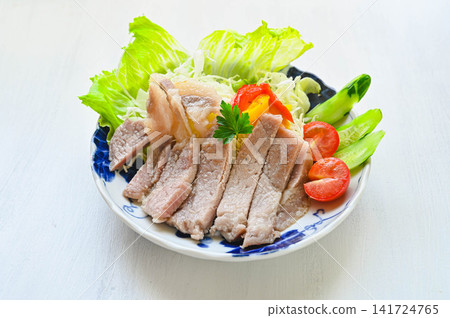 用三種豬肉製成的鹽漬豬排,配上色彩鮮豔的蔬菜。 用三種豬肉製成的鹽漬豬排,配上色彩鮮豔的蔬菜。 141724765