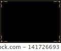 黑色背景上飾有金色點綴的奢華古董相框。 141726693