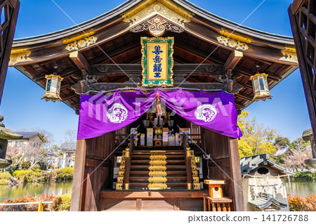 神泉園位於京都平安京（皇宮）東南方向，園內有善如龍王神社、其主殿及祭祀區，是京都最大的花園之一。 141726788