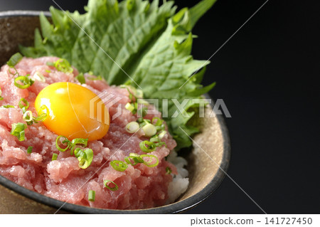 以黑色為背景拍攝的蔥花鮪魚蓋飯和鮪魚韃靼蓋飯。 以黑色為背景拍攝的蔥花鮪魚蓋飯和鮪魚韃靼蓋飯。 141727450
