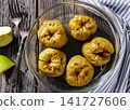 baked green apples topped with cinnamon powder 141727606