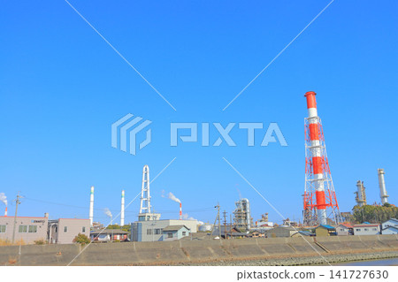 A view of a petrochemical complex with many factory facilities in Yokkaichi City, Mie Prefecture 141727630