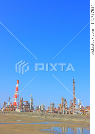 A view of a petrochemical complex with many factory facilities in Yokkaichi City, Mie Prefecture 141727634