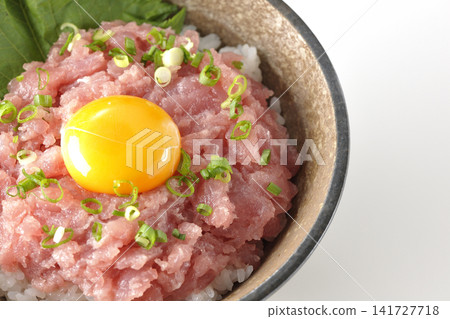 以白色背景拍攝的蔥花鮪魚蓋飯和鮪魚韃靼蓋飯。 以白色背景拍攝的蔥花鮪魚蓋飯和鮪魚韃靼蓋飯。 141727718
