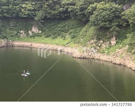 暑假期間,我駕車行駛在群馬縣的鄉村道路上,欣賞水壩湖的壯麗景色。 暑假期間,我駕車行駛在群馬縣的鄉村道路上,欣賞水壩湖的壯麗景色。 141727780