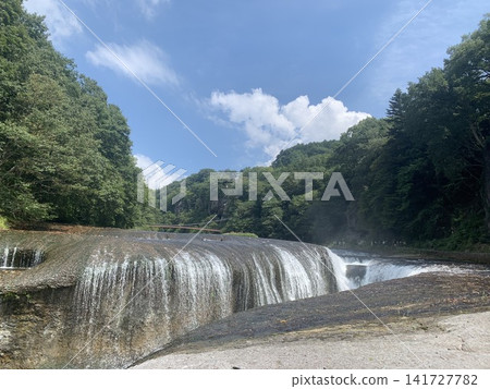 在群馬縣的鄉村公路上享受夏日假期自駕遊。欣賞夏日的藍天和清爽的瀑布。 141727782
