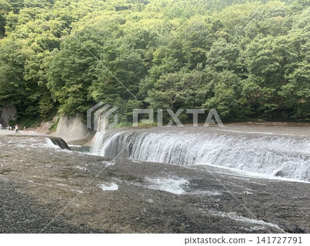 暑假期間,我駕車行駛在群馬縣的一條鄉村公路上,感受瀑布飛濺的水霧帶來的清涼。 暑假期間,我駕車行駛在群馬縣的一條鄉村公路上,感受瀑布飛濺的水霧帶來的清涼。 141727791