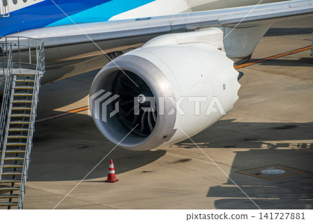 機場場景,可以近距離看到客機的巨大引擎。 機場場景,可以近距離看到客機的巨大引擎。 141727881