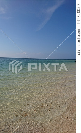Beautiful sea and refreshing sky: The clear waters and calm horizon of Okinawa's Yaeyama Islands. Beautiful sea and refreshing sky: The clear waters and calm horizon of Okinawa's Yaeyama Islands. 141728039