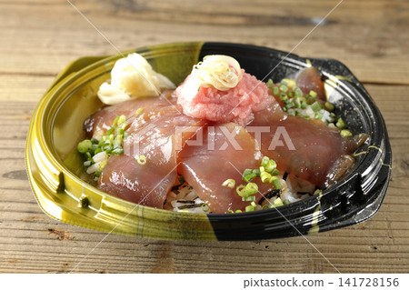 蔥鮪魚和醃鮪魚飯便當 蔥鮪魚和醃鮪魚飯便當 141728156