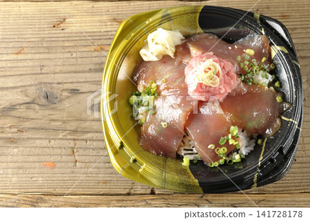 蔥鮪魚和醃鮪魚飯便當 蔥鮪魚和醃鮪魚飯便當 141728178
