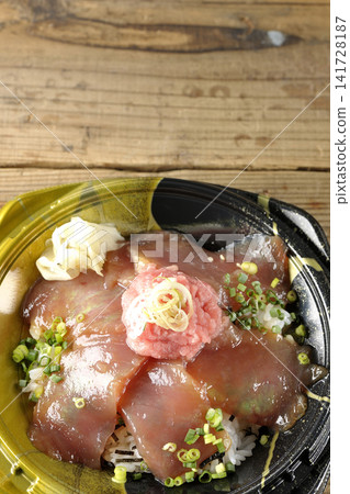 蔥鮪魚和醃鮪魚飯便當 141728187