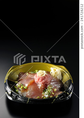 裝有金槍魚碎和醃金槍魚的便當盒，在黑色背景下拍攝。 141728212
