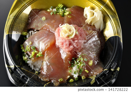 裝有金槍魚碎和醃金槍魚的便當盒，在黑色背景下拍攝。 141728222