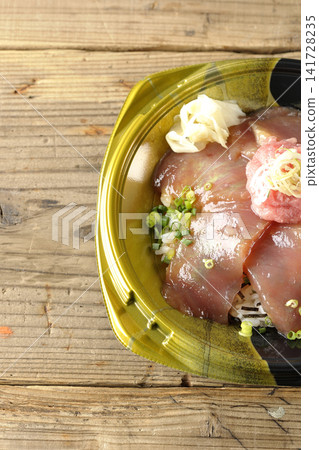 蔥鮪魚和醃鮪魚飯便當 蔥鮪魚和醃鮪魚飯便當 141728235