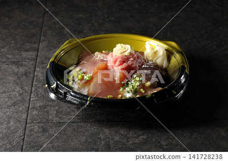 蔥鮪魚和醃鮪魚飯便當 蔥鮪魚和醃鮪魚飯便當 141728238