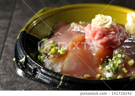 蔥鮪魚和醃鮪魚飯便當 蔥鮪魚和醃鮪魚飯便當 141728242