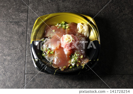 蔥鮪魚和醃鮪魚飯便當 蔥鮪魚和醃鮪魚飯便當 141728254