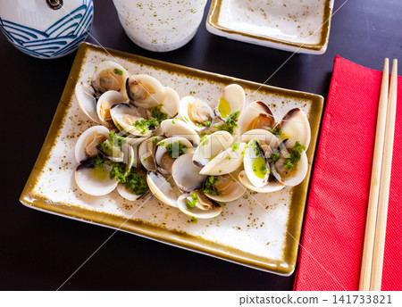 Japanese sake steamed clams with garlic and green onions Japanese sake steamed clams with garlic and green onions 141733821