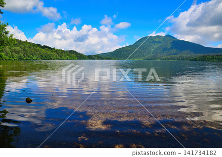 大澤沼湖與日向岳:湛藍天空下的夏日風景。 大澤沼湖與日向岳:湛藍天空下的夏日風景。 141734182