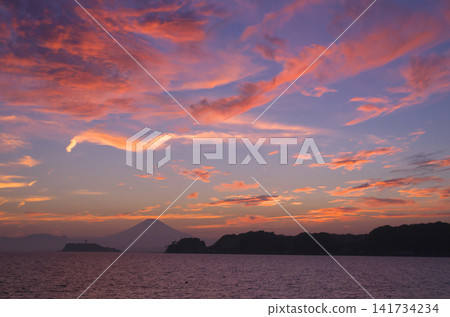 A breathtaking summer evening sky over the Shonan coast - a natural landscape A breathtaking summer evening sky over the Shonan coast - a natural landscape 141734234