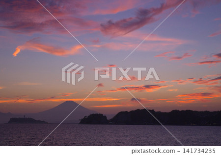 A breathtaking summer evening sky over the Shonan coast - a natural landscape A breathtaking summer evening sky over the Shonan coast - a natural landscape 141734235