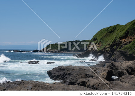 海浪拍打著海岸，城島，神奈川縣三浦市 141734315