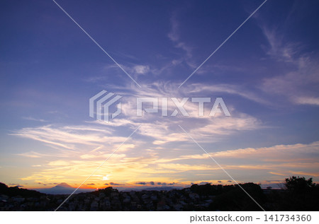 夏日黃昏與富士山的輪廓:一幅自然風景 夏日黃昏與富士山的輪廓:一幅自然風景 141734360