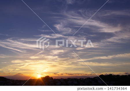 夏日黃昏與富士山的輪廓:一幅自然風景 夏日黃昏與富士山的輪廓:一幅自然風景 141734364