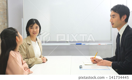 Elementary school student, three-way consultation, cram school, other images Elementary school student, three-way consultation, cram school, other images 141734445