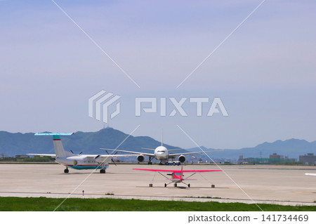函館機場的藍天和飛機 函館機場的藍天和飛機 141734469