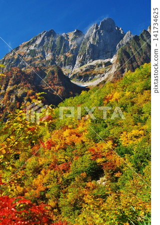 裡鶴山在晴朗的秋夜裡熠熠生輝。 裡鶴山在晴朗的秋夜裡熠熠生輝。 141734625