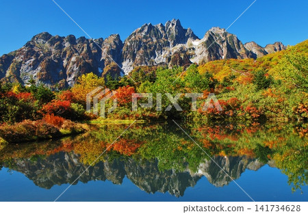 裡鶴山在晴朗的秋夜裡熠熠生輝。 裡鶴山在晴朗的秋夜裡熠熠生輝。 141734628