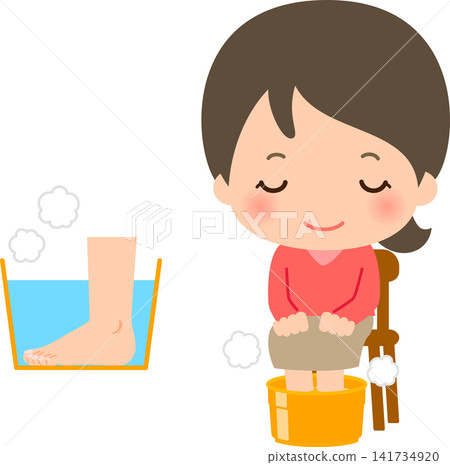 一位年輕女子在家享受足浴 一位年輕女子在家享受足浴 141734920