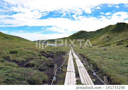 沿著秋田駒嶽山頂附近的木棧道健行 沿著秋田駒嶽山頂附近的木棧道健行 141735290