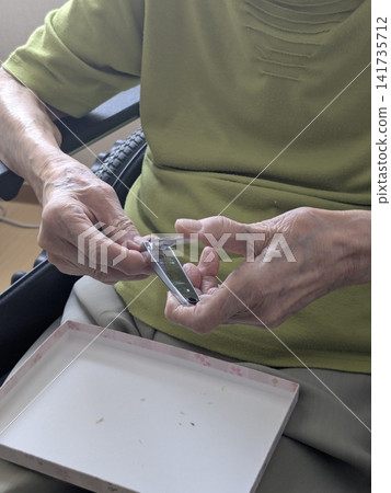 Nail clipping for the elderly 3 Nail clipping for the elderly 3 141735712