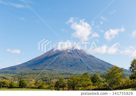 Mount Yotei, where the autumn leaves have begun to change color (Autumn in Hokkaido) Mount Yotei, where the autumn leaves have begun to change color (Autumn in Hokkaido) 141735829