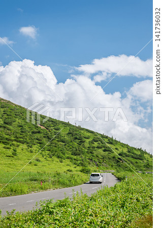 汽車駛過高原 141736032