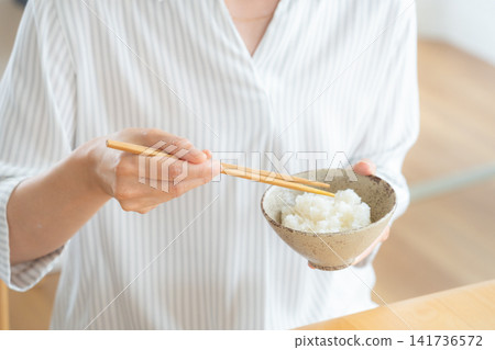 中年婦女吃飯 141736572