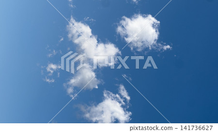 漂浮在藍天上的雲彩 漂浮在藍天上的雲彩 141736627