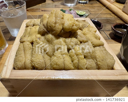 盛滿新鮮海膽的枇杷（木製量杯）。 141736921