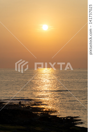 The sunset and twilight scenery coloring the beach at dusk. The sunset and twilight scenery coloring the beach at dusk. 141737025