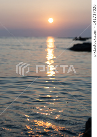 The sunset and twilight scenery coloring the beach at dusk. The sunset and twilight scenery coloring the beach at dusk. 141737026